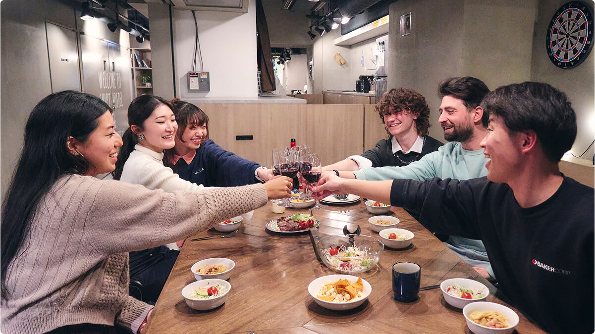 ラウンジでゲストが乾杯している様子